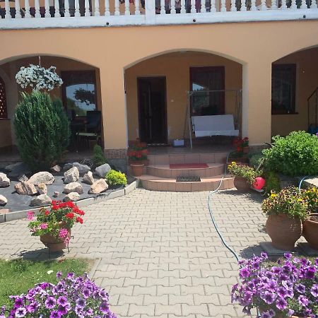 Apartmanovy Dom Magda Vrbov Exterior photo